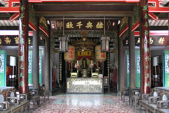 chinese temple trieu chau visit hoi an altar